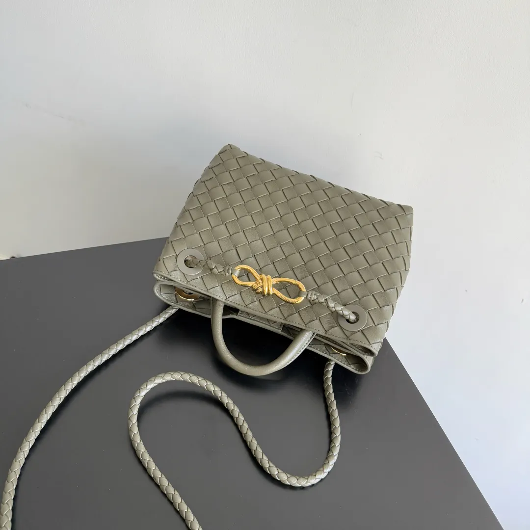 The 2023 new Andiamo batch 1860BV is shipped‼ ️Really popular🔥The new Andiamo woven handbag launched by Bottega Veneta this season is really popular all over the world! ! Celebrities at home and abroad have worn it, and Oscar-winning actress Michelle Yeoh has taken it out on the street. Song Jia, Trai Yara, Yu Feihong, Sanji Ayaka, Rosie Hunting-Whiteley, Yoshioka Riho, etc. have all picked up this bag. It is classic and versatile, showing off its temperament, and the bag capacity is also large, which is very convenient for daily commuting! ! A variety of carrying methods, the shoulder straps can be adjusted by yourself, the original lambskin feels soft and delicate, and the unisex style breaks gender boundaries and brings a more practical and longer-lasting use experience. Andiamo, which has both elegant and casual styles, perfectly interprets the true appearance of "fashionable old money style". Style number: 743568 Size: 25*22*10.5cm